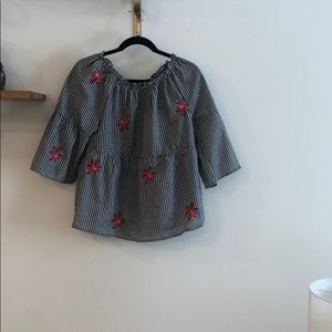 Linen, flowey and off the shoulder shirt